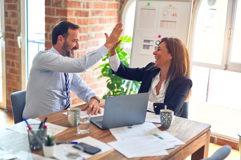 Entrepreneure souriante qui gère son activité en ligne
